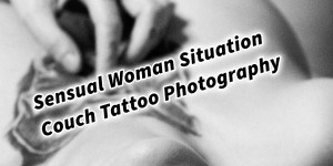 Beitragsbild des Blogbeitrags Sensual Woman Situation Couch Tattoo Photography Female Model Lisa. Licht und Schatten: Die Kunst der sinnlichen Frauenfotografie. Zwischen Komfort und Kunst: Die Couch als Bühne der Sinnlichkeit. Sinnlichkeit und Stärke: Ein fotografisches Porträt von Weiblichkeit